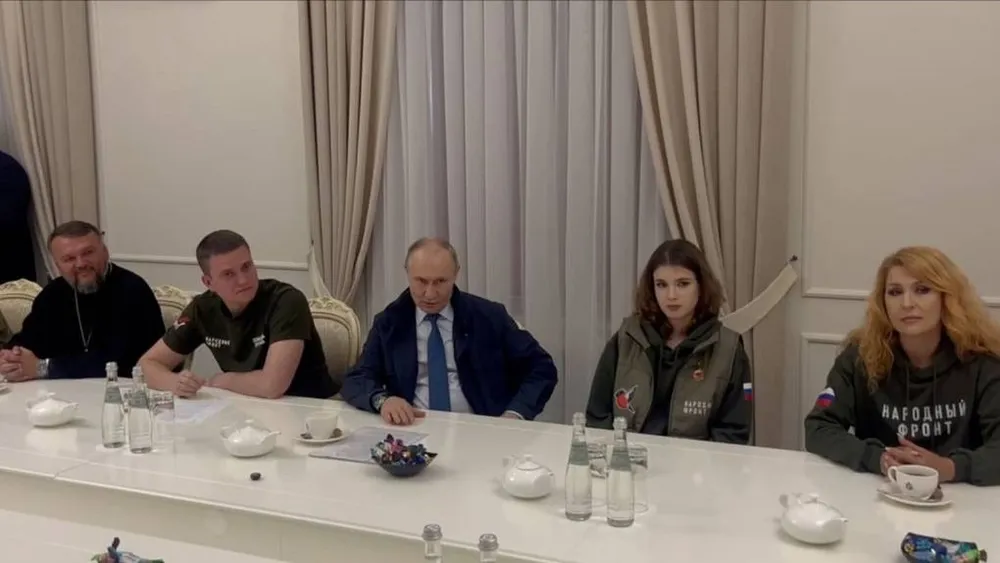 Tổng thống Nga Vladimir Putin họp với các lãnh đạo khu vực Kursk. Ảnh: TASS