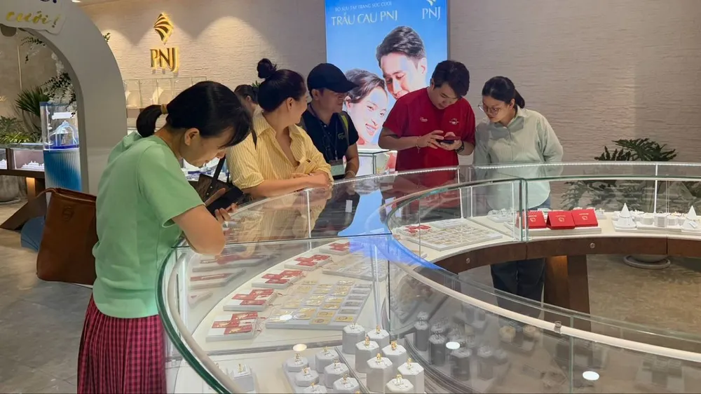 Giá vàng miếng SJC vượt 121 triệu đồng/lượng, chênh lệch với thế giới thu hẹp