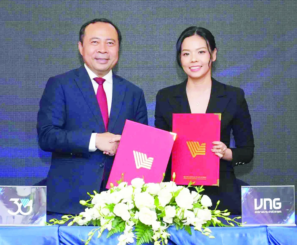 PGS-TS Vũ Hải Quân, Giám đốc ĐHQG TPHCM ký kết hợp tác với đại diện một doanh nghiệp