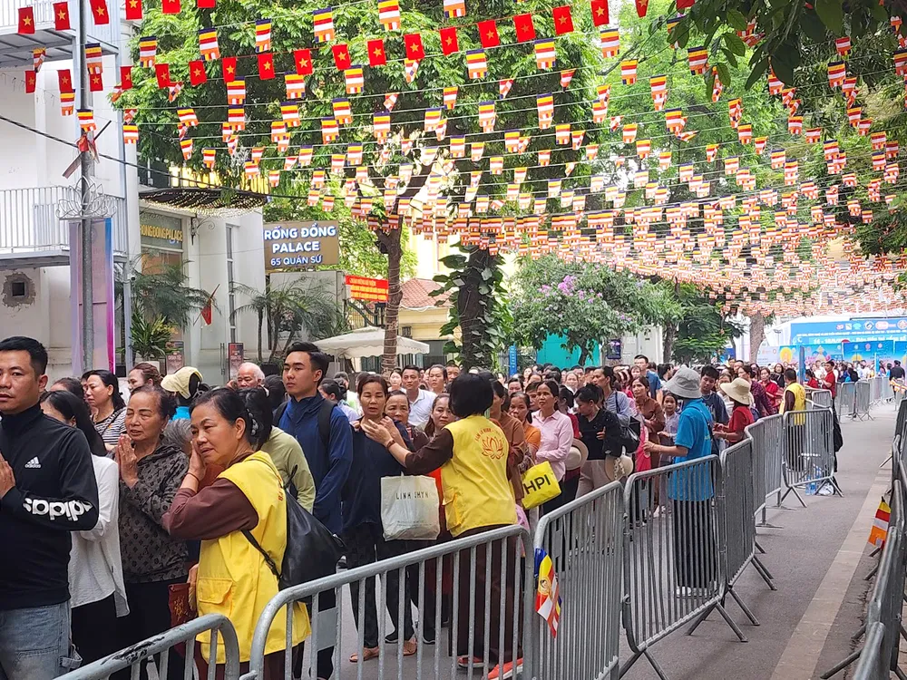 Người dân tới chiêm bái xá lợi Phật tại chùa Quán Sứ, Hà Nội