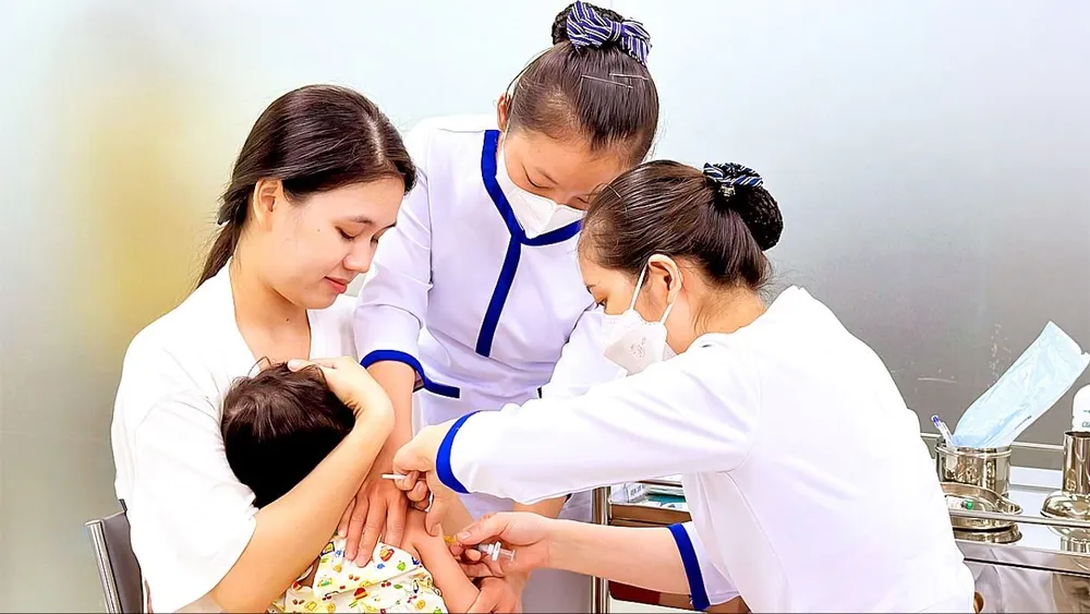 Nhân viên y tế một trung tâm tiêm chủng trên địa bàn TPHCM tiêm vaccine phòng ngừa bệnh truyền nhiễm cho trẻ