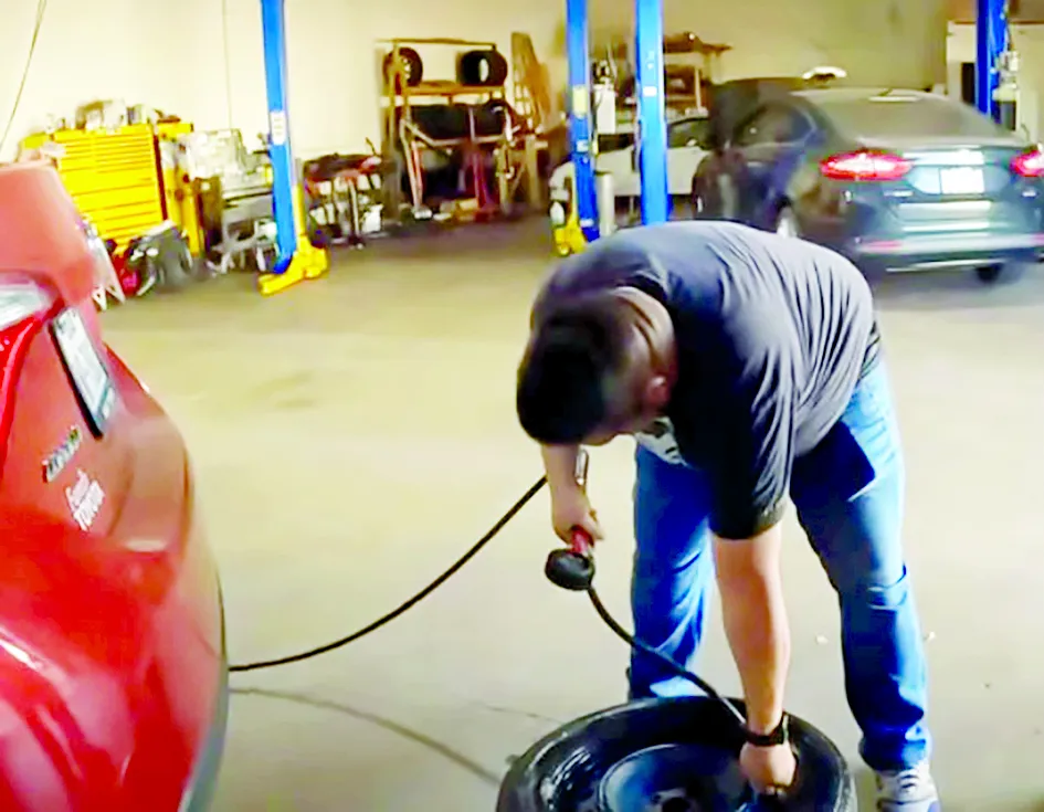 Một cửa hiệu sửa ô tô của người Việt ở bang Texas, Mỹ 