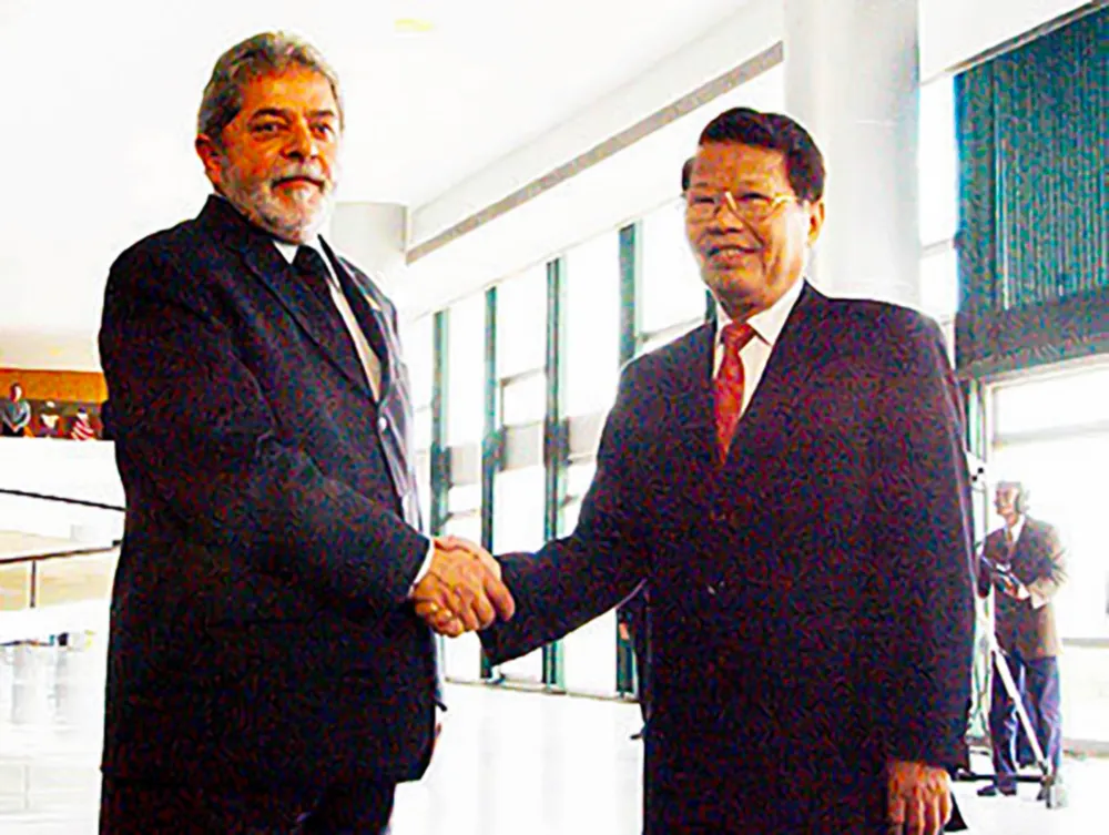 Tổng thống Brazil Luis Inacio Lula da Silva đón Chủ tịch nước Trần Đức Lương tại Phủ Tổng thống năm 2004