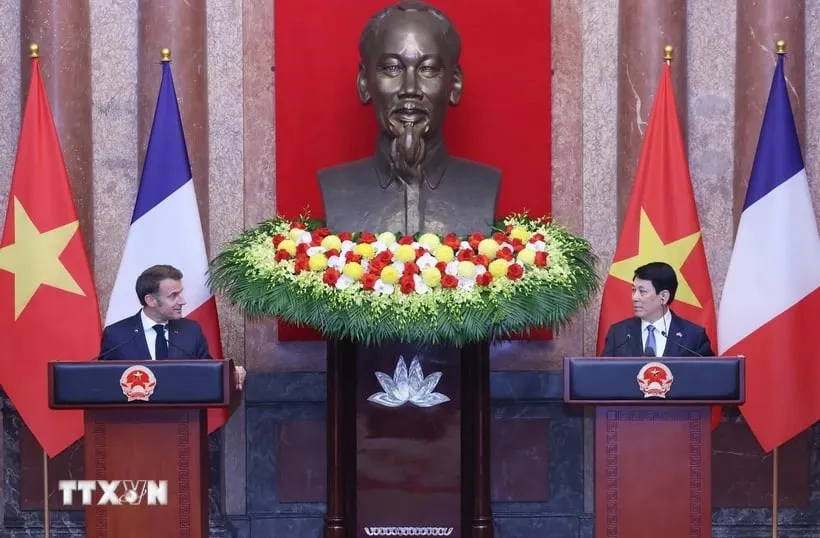 Chủ tịch nước Lương Cường và Tổng thống Pháp Emmanuel Macron tại buổi gặp gỡ báo chí. Ảnh: TTXVN 