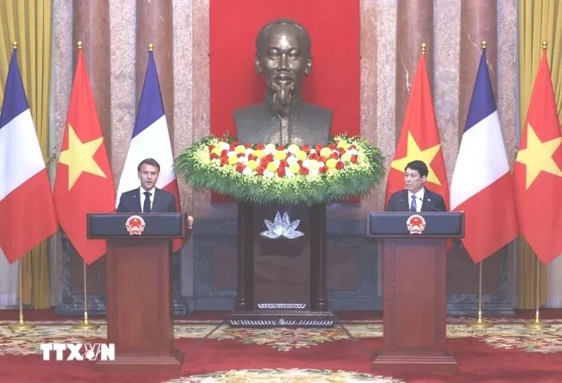 Chủ tịch nước Lương Cường và Tổng thống Pháp Emmanuel Macron tại buổi gặp gỡ báo chí. Ảnh: TTXVN