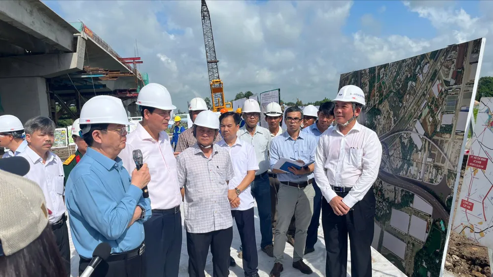 Phó Thủ tướng Mai Văn Chính kiểm tra tiến độ dự án án đường Vành đai 3. Ảnh: QUỐC HÙNG