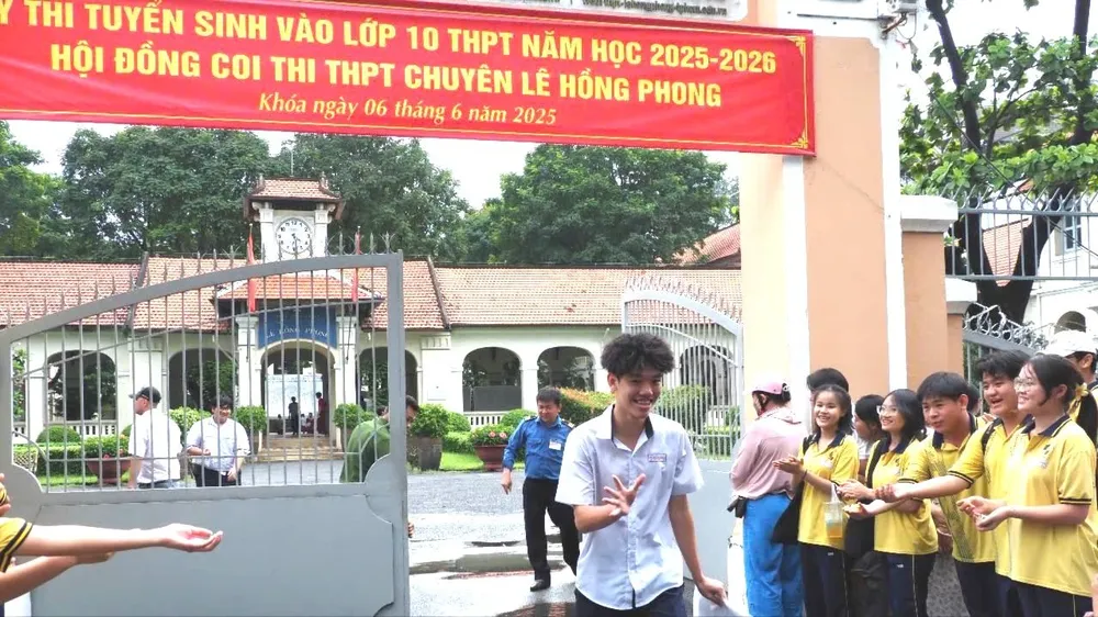 TPHCM: Cảm xúc lẫn lộn sau bài thi môn chuyên, tích hợp