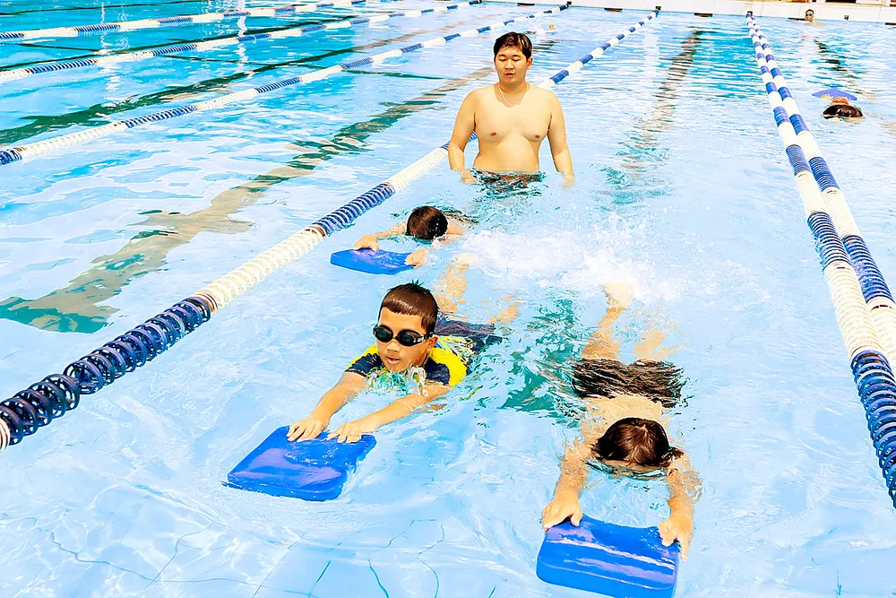 Các em nhỏ học bơi tại Trung tâm Thể thao dưới nước TPHCM. Ảnh: DŨNG PHƯƠNG