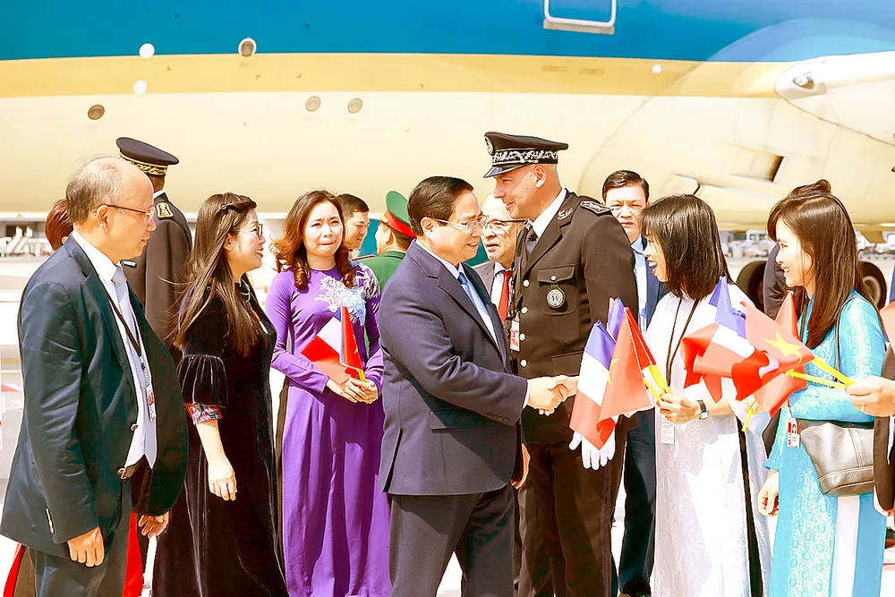 Cán bộ, nhân viên Đại sứ quán Việt Nam đón Thủ tướng Phạm Minh Chính và phu nhân tại sân bay quốc tế Cotê d’Azur Nice, thành phố Nice, Pháp. Ảnh: TTXVN