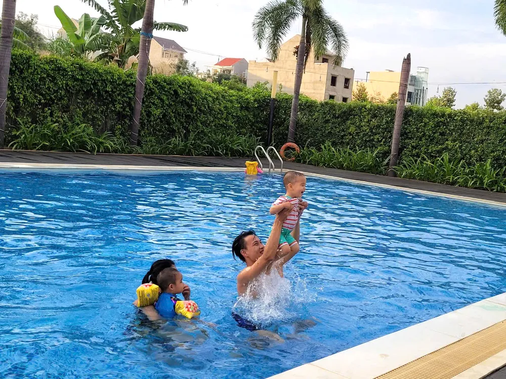 Nuôi con nhỏ vừa là hạnh phúc vừa là sự thử thách cho những gia đình trẻ. Ảnh: THIÊN ÂN