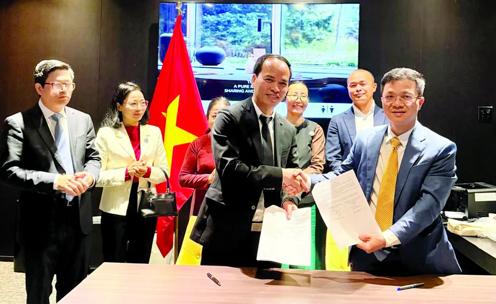 Đại diện ViLAB ký kết biên bản ghi nhớ với đại diện Bộ Nông nghiệp và Môi trường Việt Nam trong khuôn khổ hội nghị. Ảnh: ViLAB