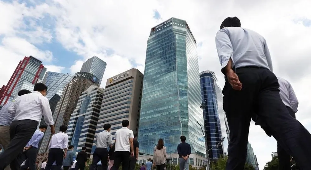 Những người lao động đang đi ăn trưa tại khu tài chính Yeouido của Seoul. Ảnh: Yonhap