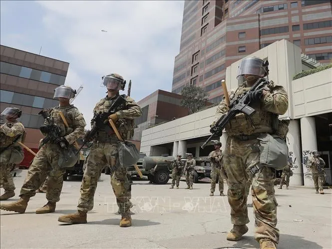 Lực lượng Vệ binh Quốc gia được triển khai tại thành phố Los Angeles, bang California, Mỹ ngày 8/6/2025. Ảnh: THX/TTXVN