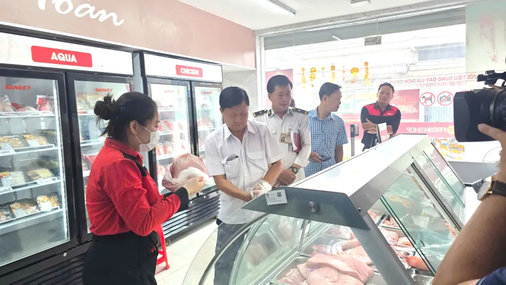 Đoàn liên ngành tỉnh Sóc Trăng kiểm tra cửa hàng CP Fresh Shop tại huyện Mỹ Xuyên