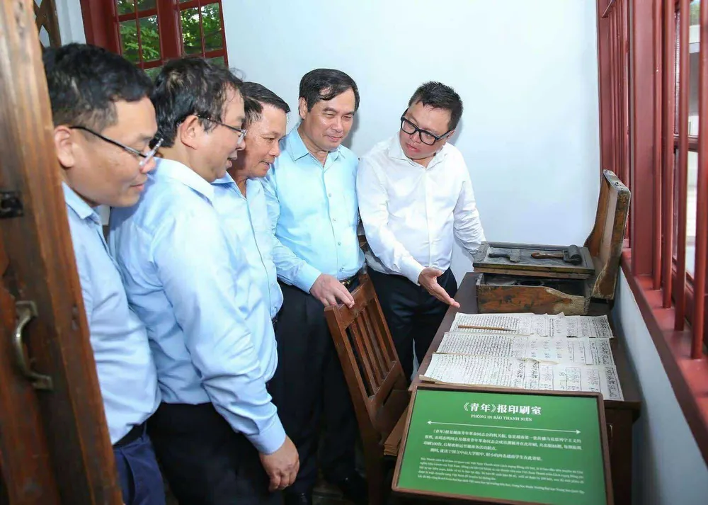 Đoàn thăm Di tích Nhà số 248 – 250 đường Văn Minh, TP Quảng Châu – Trụ sở của Hội Việt Nam Cách mạng Thanh niên