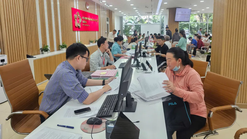 Người dân nộp hồ sơ tại Bộ phận tiếp nhận và trả kết quả của quận 6 , TPHCM, chiều 10-6. Ảnh: THU HOÀI