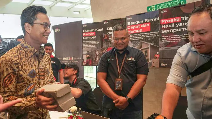 Ông Setiyo Wibowo giới thiệu vật liệu xanh tại sự kiện xã hội hóa nhà ở phát thải thấp ở Bandung hồi tháng 6 vừa qua. Ảnh: TEMPO