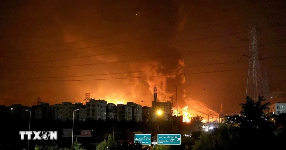 Khói lửa bốc lên từ một cơ sở khai thác dầu ở quận Shahran, Thủ đô Tehran (Iran) sau khi trúng không kích của Israel. Ảnh: Anadolu Agency/TTXVN