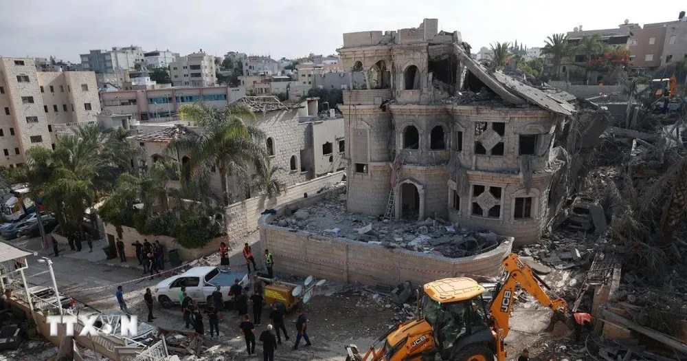 Các tòa nhà bị phá hủy sau cuộc tấn công bằng tên lửa của Iran ở Tamra, Israel, ngày 15-6-2025. Ảnh: THX/TTXVN