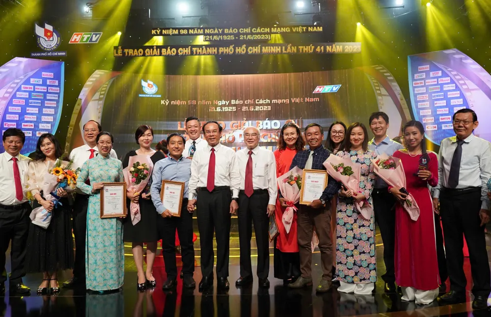 Lãnh đạo TPHCM và lãnh đạo Hội Nhà báo chúc mừng các tác giả Báo SGGP đoạt giải Báo chí TPHCM lần thứ 41 năm 2023