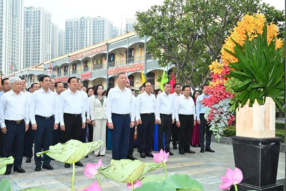 Tổng Bí thư Tô Lâm và các đại biểu bày tỏ lòng thành kính, biết ơn sâu sắc đối với công lao to lớn của Chủ tịch Hồ Chí Minh. Ảnh: VIỆT DŨNG