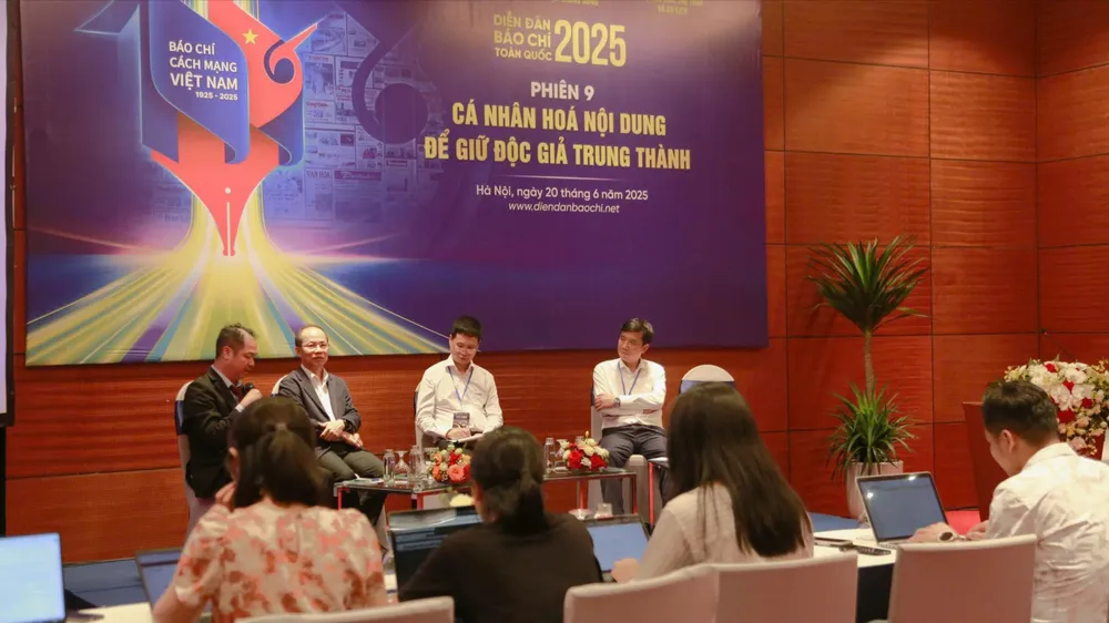 Các diễn giả thảo luận sôi nổi vấn đề cá nhân hóa nội dung bạn đọc trong báo chí. Ảnh HÀ NGUYỄN