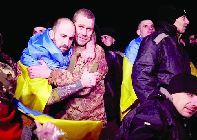 Tù binh Ukraine gặp lại đồng đội trong một cuộc trao đổi với tù binh Nga. Ảnh: GUARDIAN