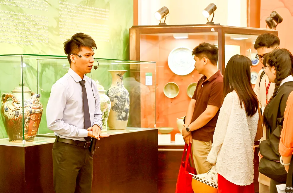 Hướng dẫn viên Bảo tàng Lịch sử TPHCM thuyết minh giới thiệu đến du khách