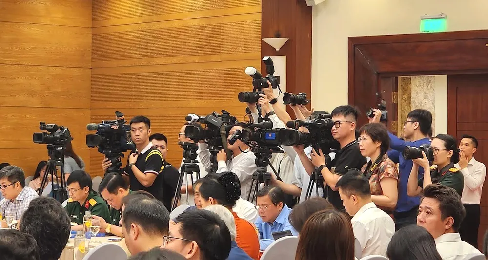 Phóng viên tác nghiệp tại Hội thảo khoa học quốc gia “100 năm báo chí cách mạng Việt Nam đồng hành cùng sự nghiệp cách mạng vẻ vang của Đảng và dân tộc”