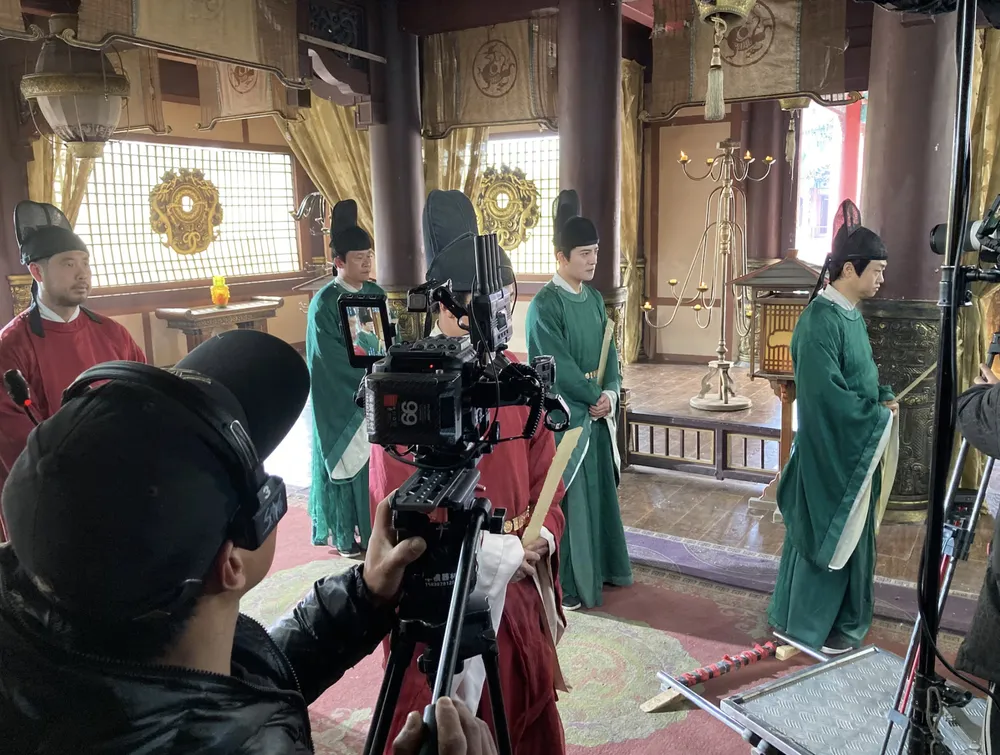 Bên trong một phim trường phim truyền hình ngắn trực tuyến của Trung Quốc. Ảnh: EL PAIS