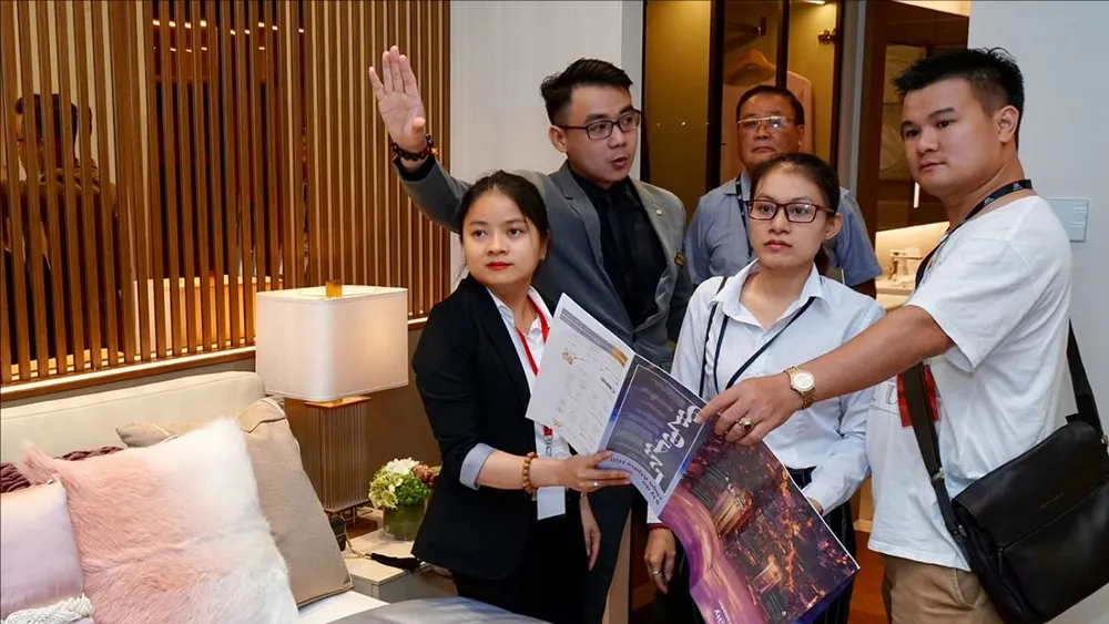 Các bạn trẻ tìm hiểu một dự án nhà ở