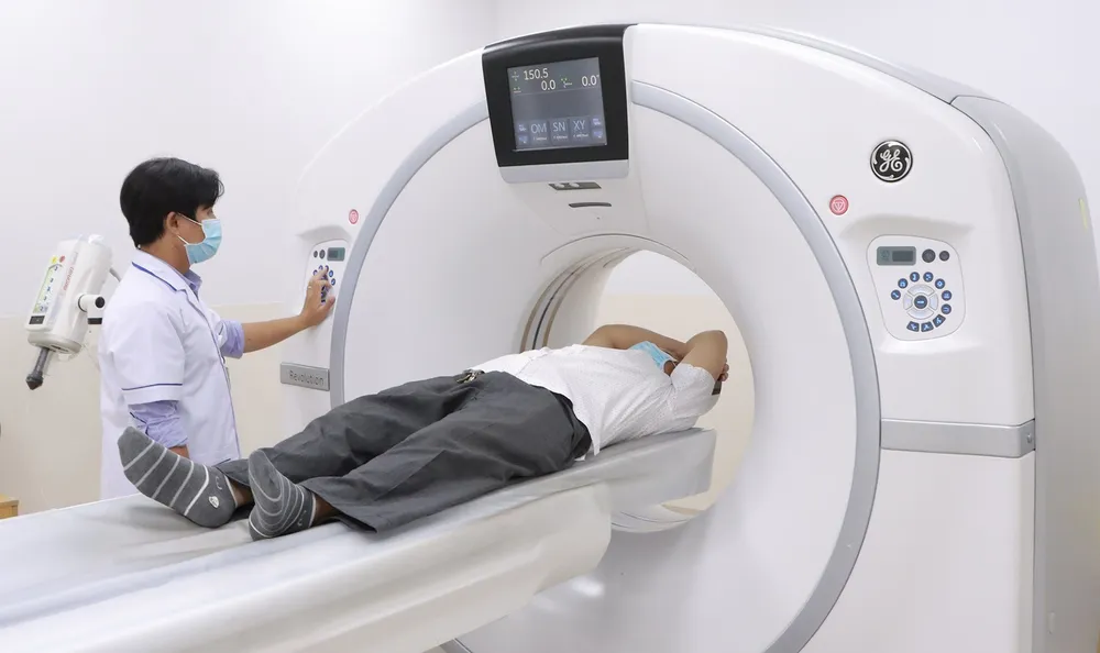 Thiếu thuốc phóng xạ, các bác sĩ Bệnh viện Ung bướu TPHCM chuyển bệnh nhân qua chụp MRI để chẩn đoán tình trạng bệnh