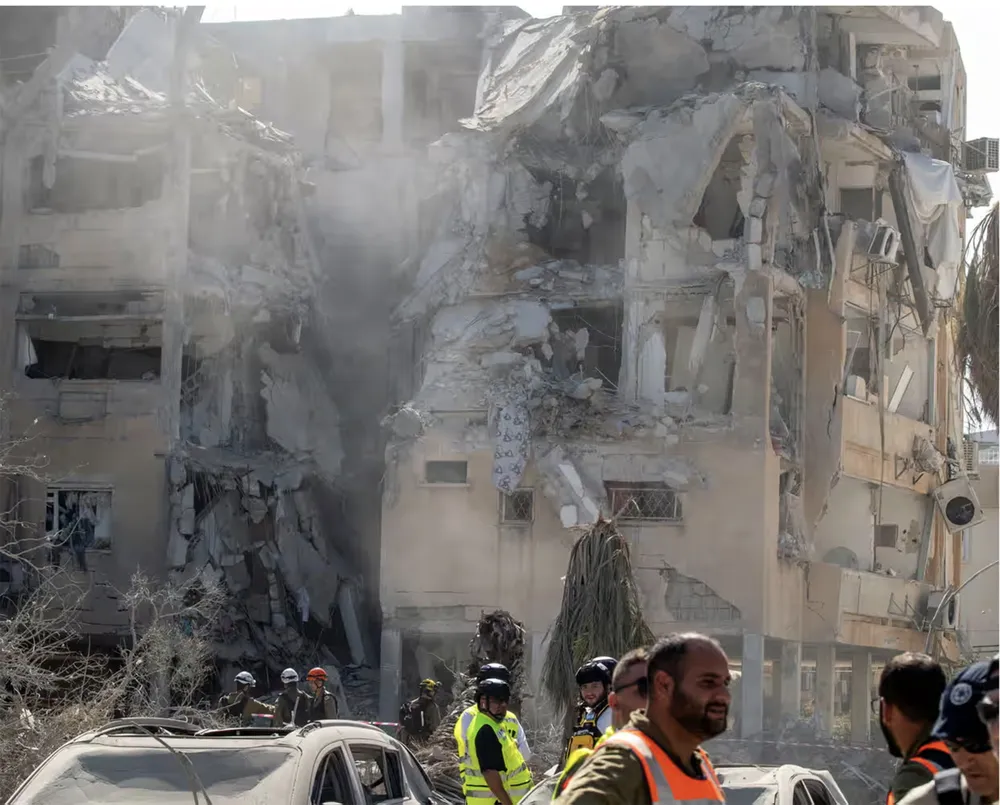 Hậu quả cuộc tấn công bằng tên lửa đạn đạo của Iran vào vùng ngoại ô Holon (Tel Aviv, Israel). Ảnh: Shutter-stock