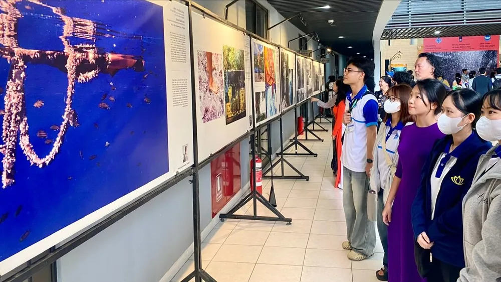 Rất đông sinh viên Trường Đại học Cần Thơ đến tham quan triển lãm