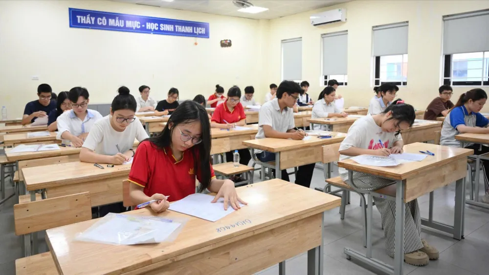 Thí sinh Hà Nội dự thi môn Ngữ Văn sáng 26-6. Ảnh: VIẾT CHUNG