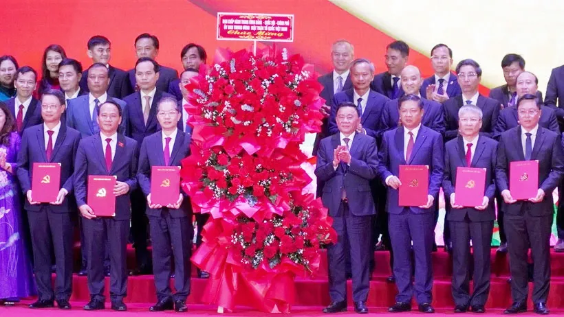 Ủy viên Bộ Chính trị, Thường trực Ban Bí thư Trung ương Đảng Trần Cẩm Tú (hàng đầu, thứ tư, từ phải sang) tặng hoa chúc mừng Ban Chấp hành Đảng bộ thành phố Đà Nẵng. Ảnh: TTXVN