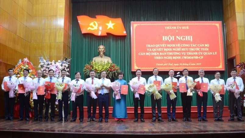 Bí thư Thành ủy Lê Trường Lưu trao các quyết định luân chuyển, điều động, bổ nhiệm cán bộ