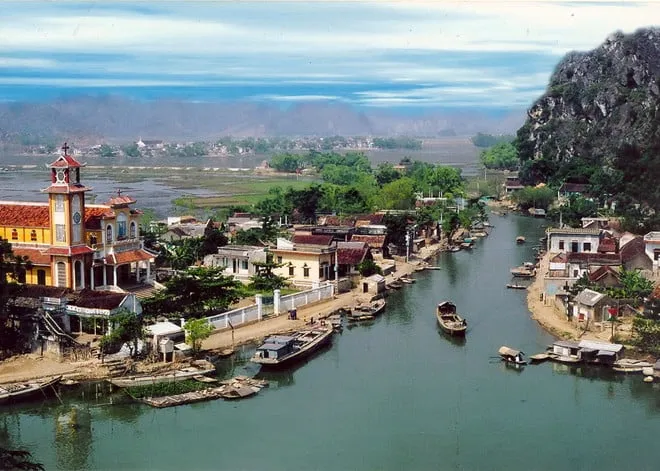 Đường vào khu du lịch suối khoáng Kênh Gà. Nguồn: ninhbinh.gov.vn