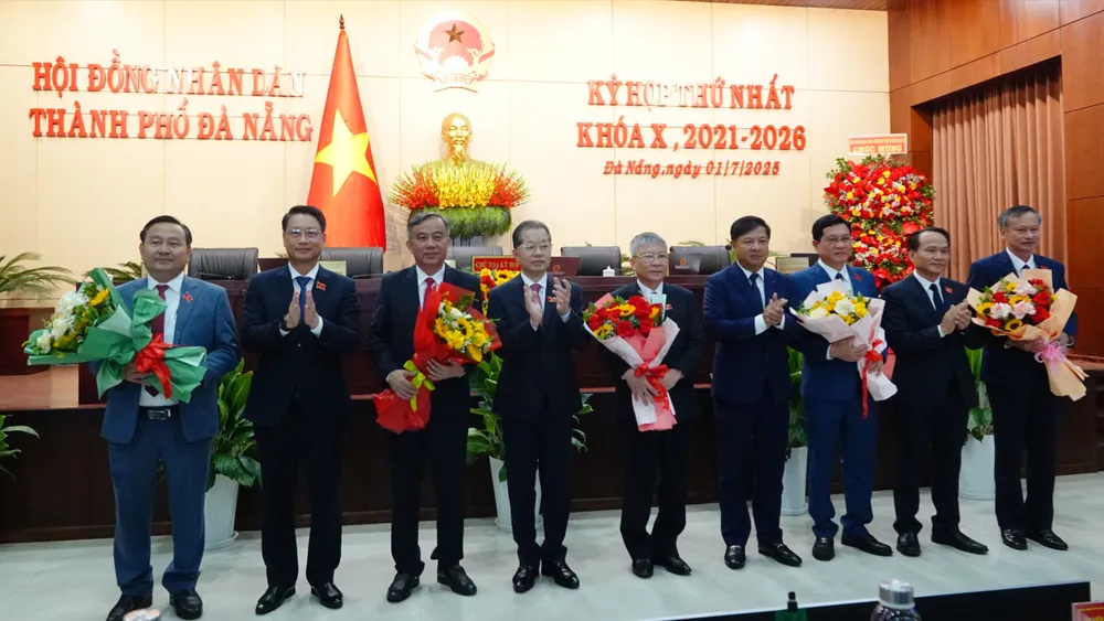 Lãnh đạo TP Đà Nẵng tặng hoa, chúc mừng lãnh đạo HĐND thành phố tại kỳ họp thứ Nhất. Ảnh: XUÂN QUỲNH