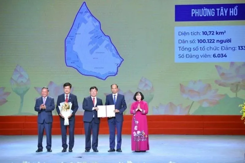 Lãnh đạo Thành ủy Hà Nội trao quyết định cho các Bí thư, Chủ tịch Ủy ban nhân dân xã, phường