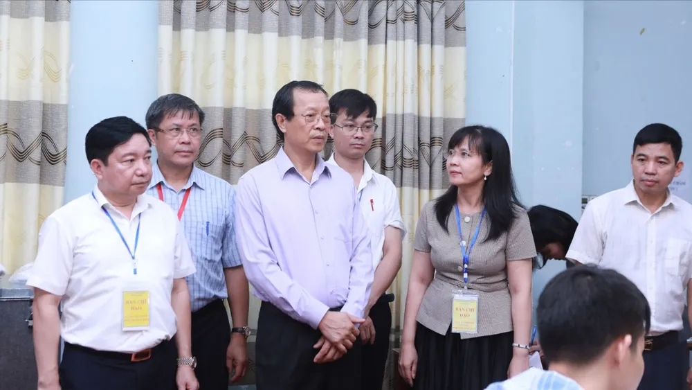 Đoàn công tác của Bộ GD-ĐT kiểm tra tại khu vực chấm thi trắc nghiệm.