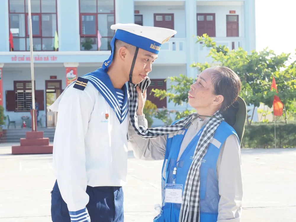 Bà Đào Thị Bình cùng con trai Nguyễn Anh Tuấn tại đảo Đá Tây A. Ảnh: THU HOÀI