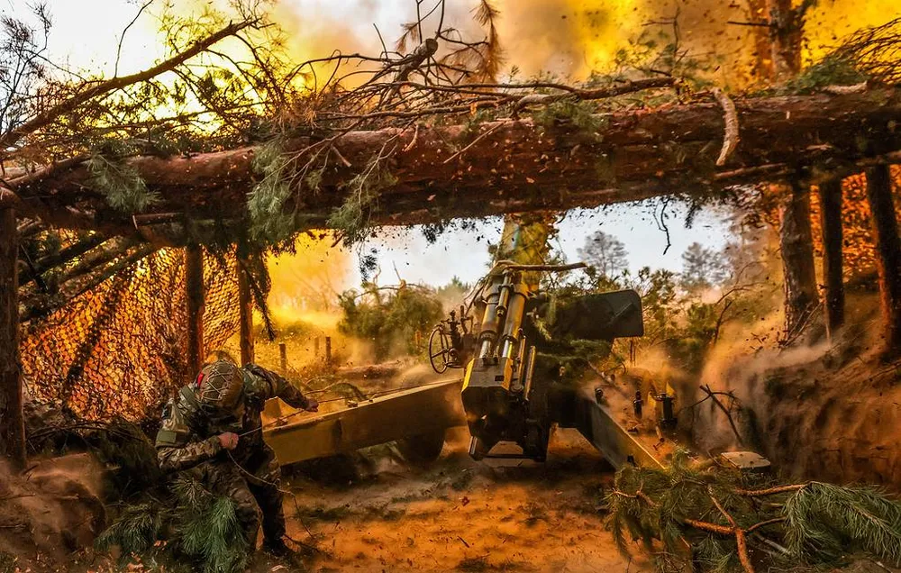 Binh sĩ Nga bắn hoả lực nhằm vào các lực lượng Ukraine. Ảnh: TASS