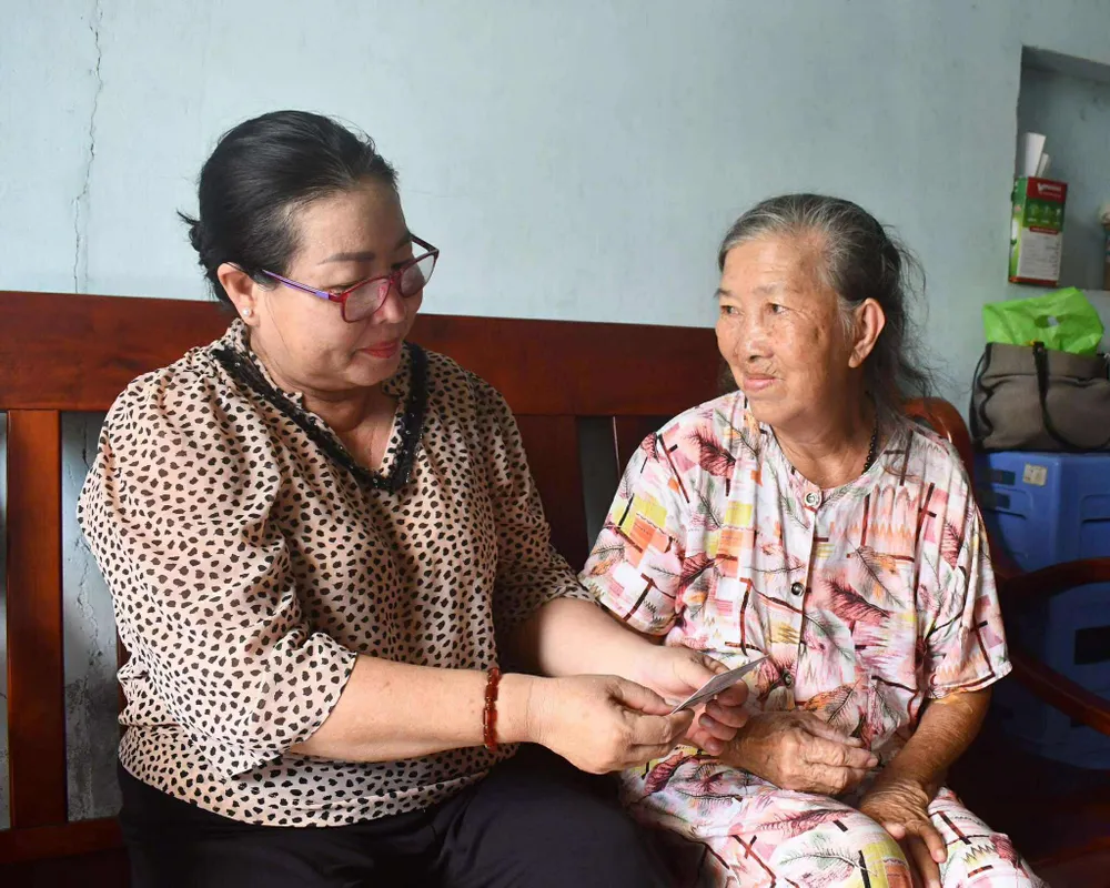 Người dân trên 65 tuổi tiếp tục được cấp thẻ BHYT miễn phí