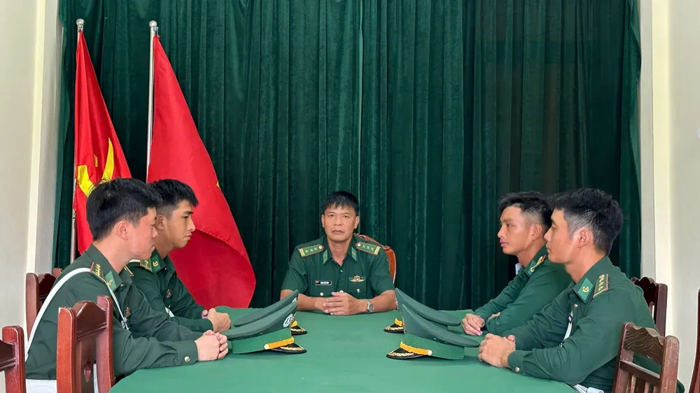 Thượng tá Phan Văn Ánh, Phó Hải đoàn trưởng Hải đoàn Biên phòng 18 động viên cán bộ, chiến sĩ tham gia diễu binh, diễu hành