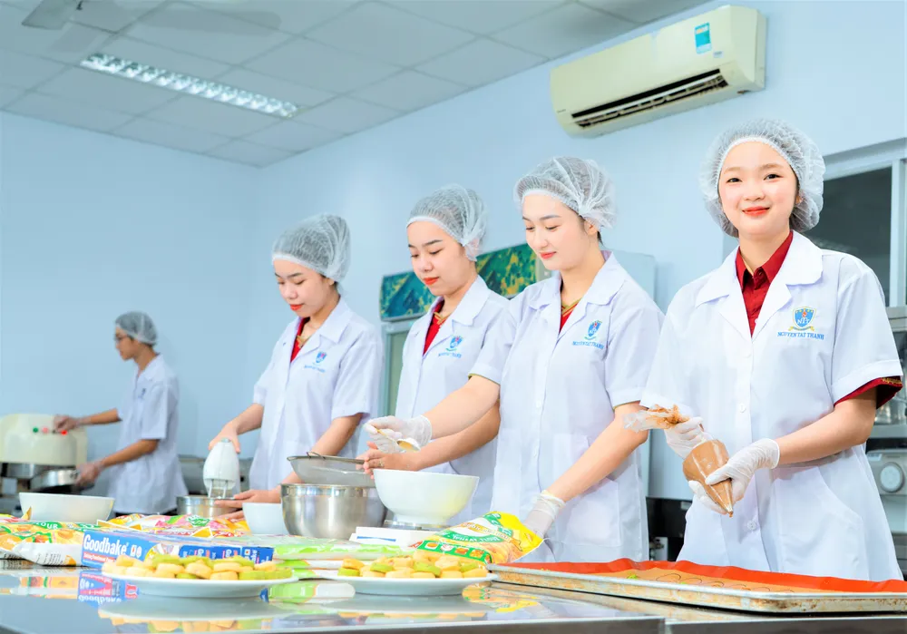 Sinh viên ngành Khoa Du lịch Trường ĐH Nguyễn Tất Thành trong giờ học làm bánh.jpg