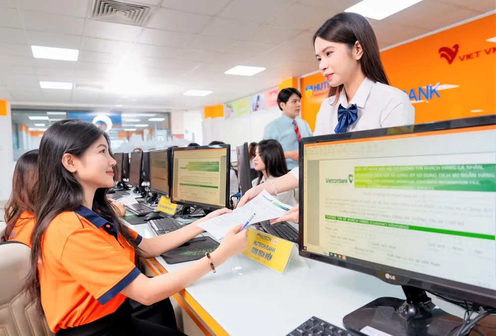 Sinh viên ngành Tài chính ngân hàng học thự hành tại ngân hàng mô phỏng Trường ĐH Công nghệ TPHCM .jpg