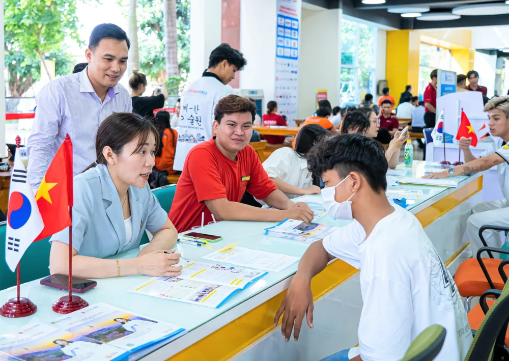 Thí sinh tìm hiểu ngành Hàn Quốc học tại Trường ĐH Công nghệ TPHCM .jpg