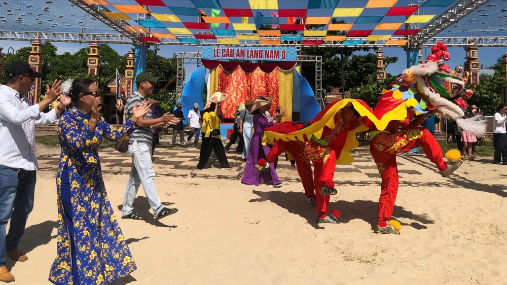 Người dân hòa mình vào không gian lễ hội