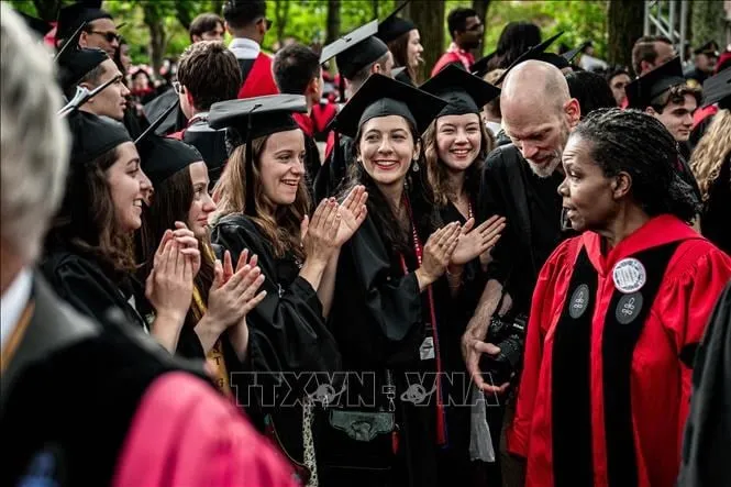 Sinh viên tại Đại học Harvard ở Cambridge, Massachusetts, Mỹ. Ảnh: THX/TTXVN